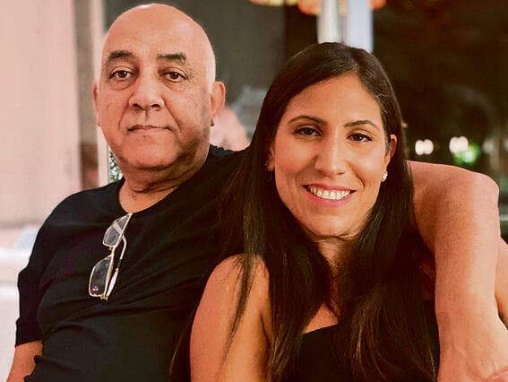 עם אביה, זקי שלום. "הספקים אמרו לי שהתפוח לא נפל קרוב לעץ – הוא נפל על העץ" | צילום: באדיבות המשפחה yk14320259