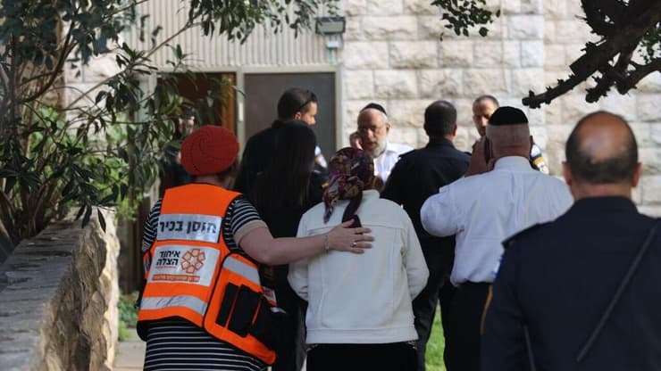 גבר ואישה נמצאו ללא רוח בחיים בצפון ירושלים