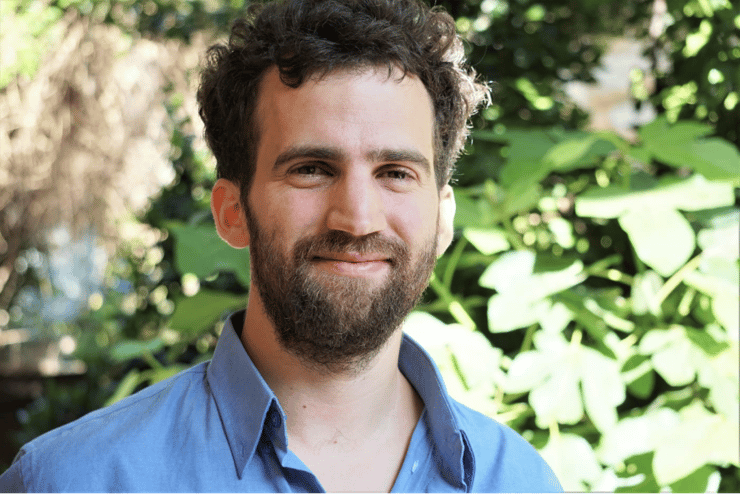 מנסה להבין איך נוצרים חורים שחורים על-מסיביים ואיך הסביבה שלהם נראית. איתי ליניאל (צילום: רומי אטאס) מנסה להבין איך נוצרים חורים שחורים על-מסיביים ואיך הסביבה שלהם נראית. איתי ליניאל