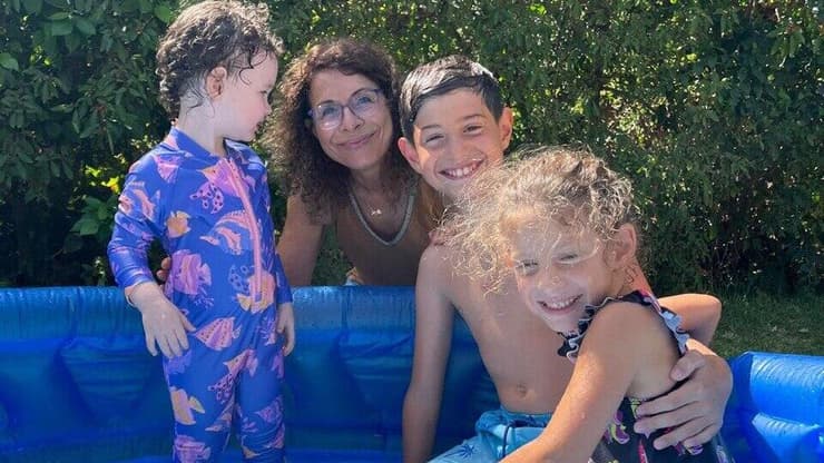 ד"ר מרסל פרייליך קפלון יחד עם בן זוגה, דרור קפלון 