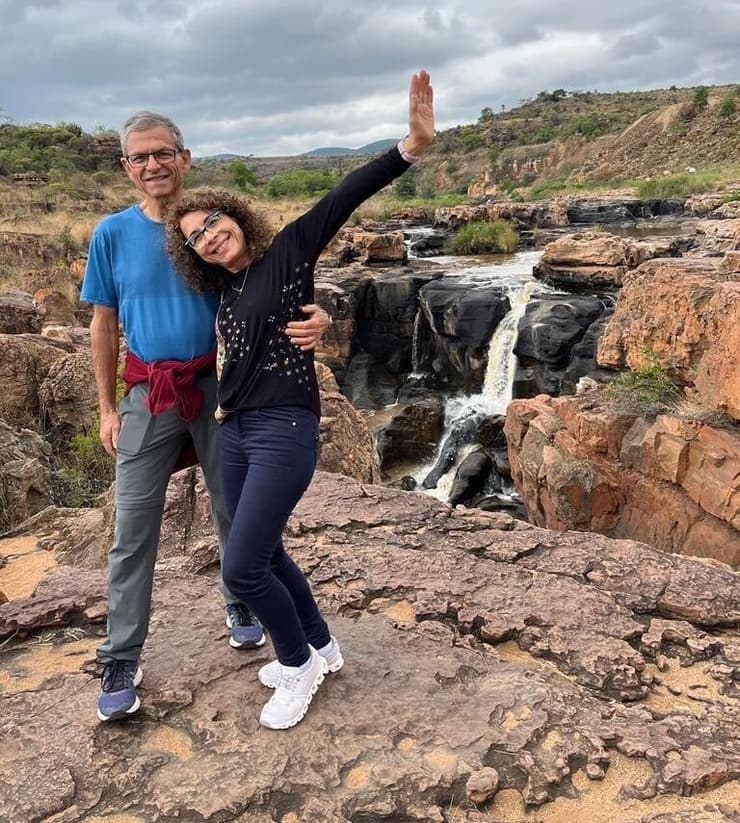 ד"ר מרסל פרייליך קפלון יחד עם בן זוגה, דרור קפלון 