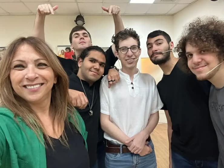 מופע על אוטיזם "לא רואים עליך" מתנדבים אוטיסטים