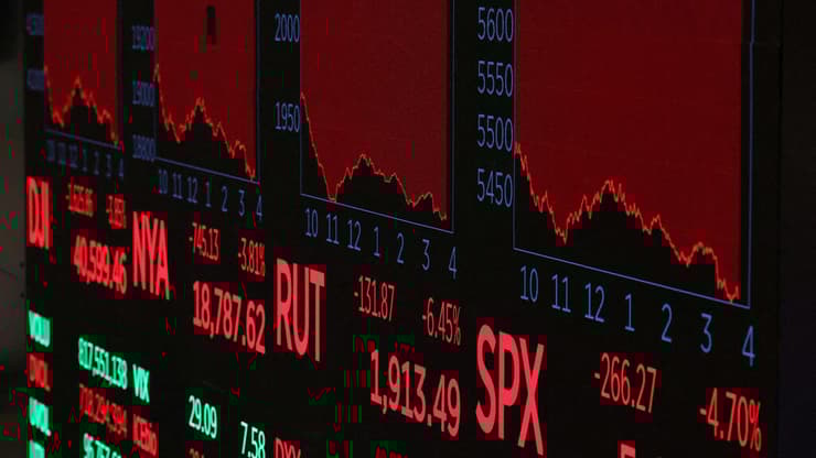 מסכים אדומים בוול סטריט (צילום: REUTERS/Brendan McDermid/File Photo) מסכים אדומים בוול סטריט