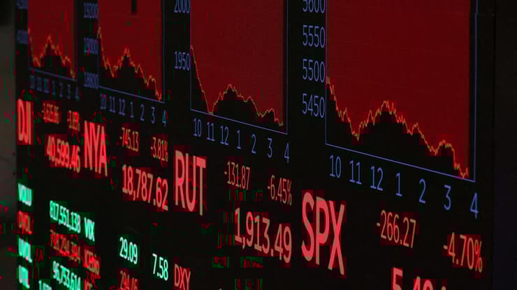 מסכים אדומים בוול סטריט (צילום: REUTERS/Brendan McDermid/File Photo) מסכים אדומים בוול סטריט