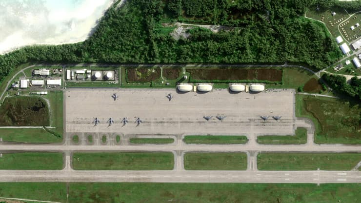 מפציצים מפציץ מטוס של צבא ארה"ב מדגם B2 B-2 באי דייגו גרסיה שבאוקיינוס ההודי בצילום לוויין מ-2 באפריל