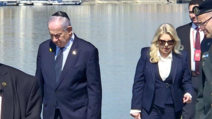 ראש הממשלה בנימין נתניהו, רה"מ הונגריה ויקטור אורבן ורעיותיהם  ביקרו באנדרטת הנעליים על שפת הדנובה בבודפשט והניחו זרים