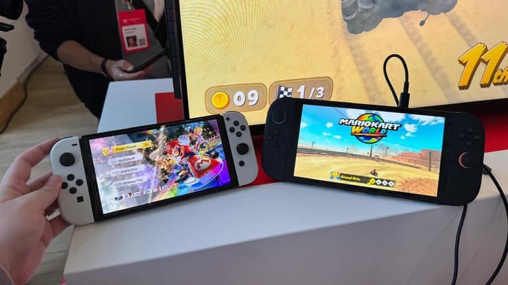 מימין: סוויץ׳ 2 לצד סוויץ׳ OLED 