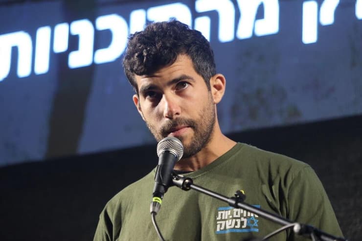 רונן בעצרת בתל אביב (צילום: מוטי קמחי) עמרי רונן בעצרת בכיכר הבימה