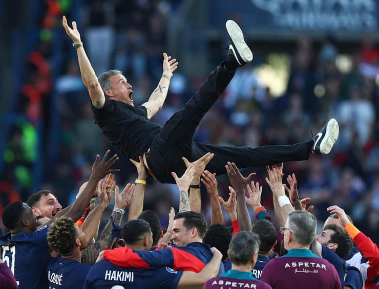 פ.ס.ז' - אנז'ה השחקנים חוגגים עם לואיס אנריקה