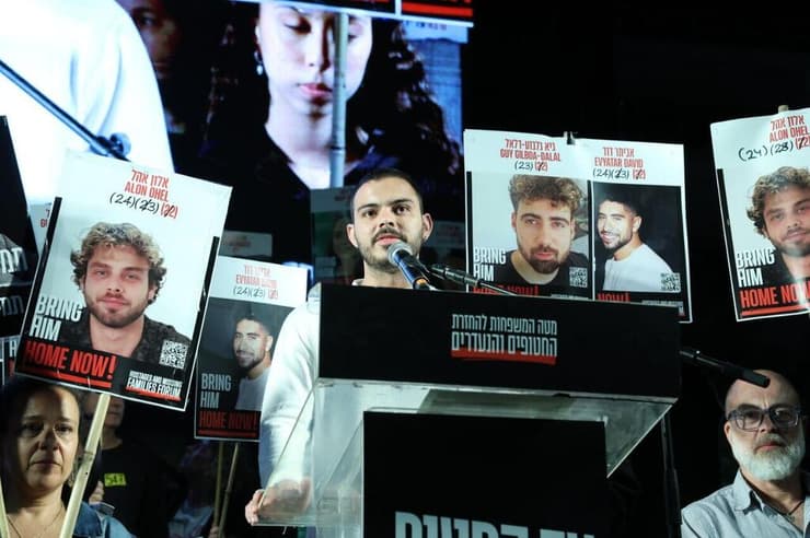 עומר ונקרט נואם בעצרת מחאה בכיכר החטופים