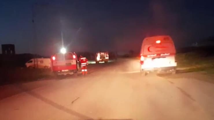 אמבולנסים ורכב כיבוי מסומנים של הסהר האדום, שניות לפני שנפתחה אש לעברם (צילום: מתוך "ניו יורק טיימס") צילום של אחד הפרמדיקים שנהרג ברפיח, שבו נראים אותות חירום - בניגוד לגרסת צה"ל