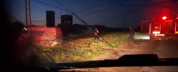 אנשי הסיוע נעים לכיוון האמבולנס שסטה מהדרך, לפני שהחל הירי (צילום: מתוך "ניו יורק טיימס") צילום של אחד הפרמדיקים שנהרג ברפיח, שבו נראים אותות חירום - בניגוד לגרסת צה"ל