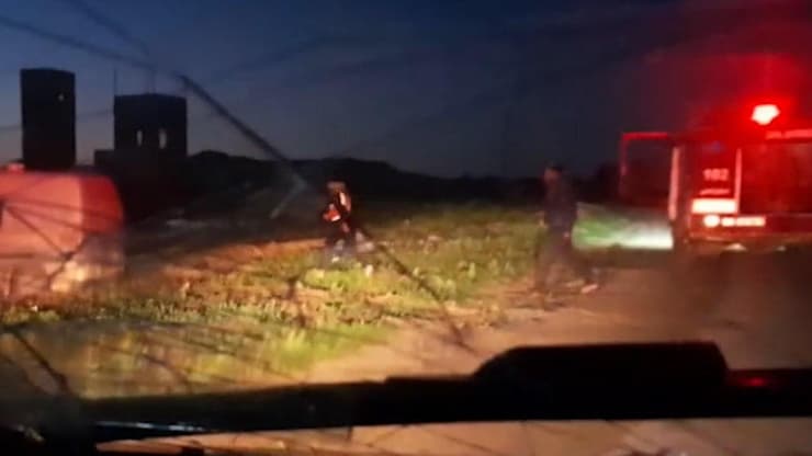 אנשי הסיוע נעים לכיוון האמבולנס שסטה מהדרך, לפני שהחל הירי (צילום: מתוך "ניו יורק טיימס") צילום של אחד הפרמדיקים שנהרג ברפיח, שבו נראים אותות חירום - בניגוד לגרסת צה"ל