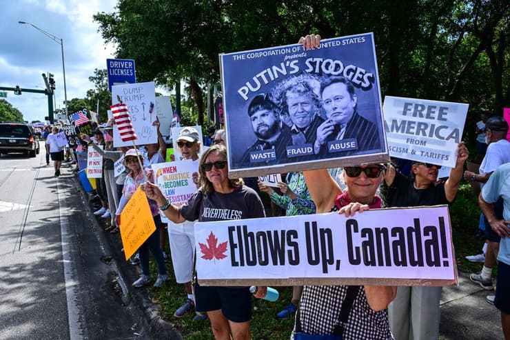 הפגנה נגד טראמפ ארה"ב ווסט פאלם ביץ' פלורידה 