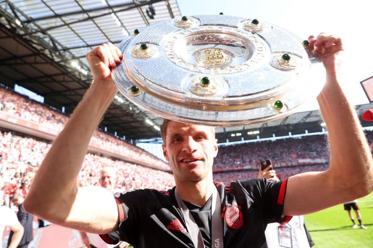 32 תארים בבאיירן בסך הכל. מולר וצלחת האליפות (צילום: Alexander Hassenstein/Getty Images) מולר