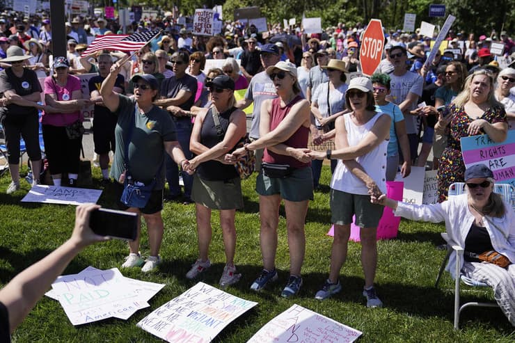 הפגנה נגד טראמפ ארה"ב צפון קרוליינה