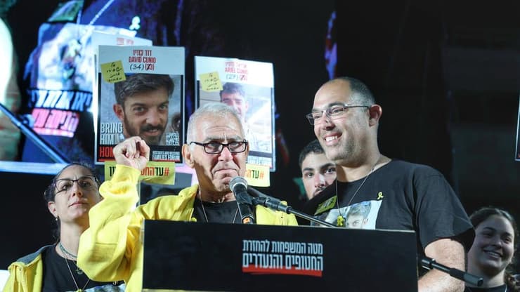 גדי מוזס נואם בעצרת מחאה בכיכר החטופים בתל אביב