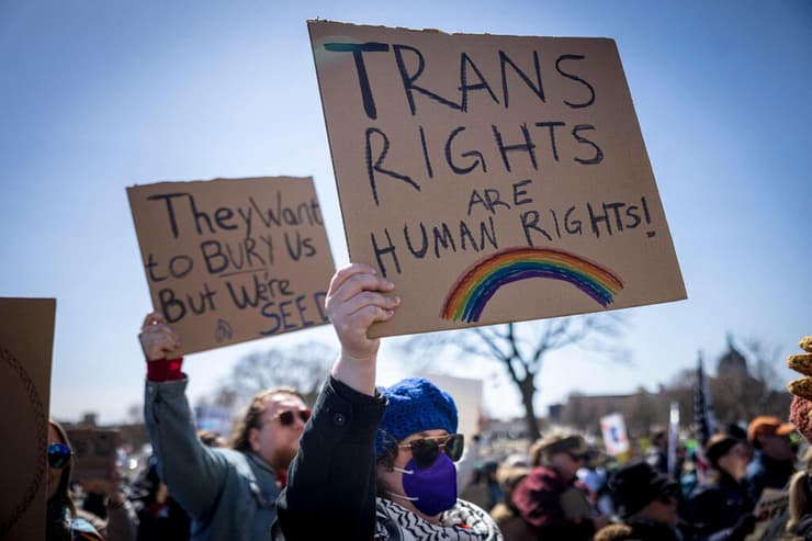 שלט למען זכויות טרנסים טרנסג'נדרים ב הפגנה ב מינסוטה נגד טראמפ