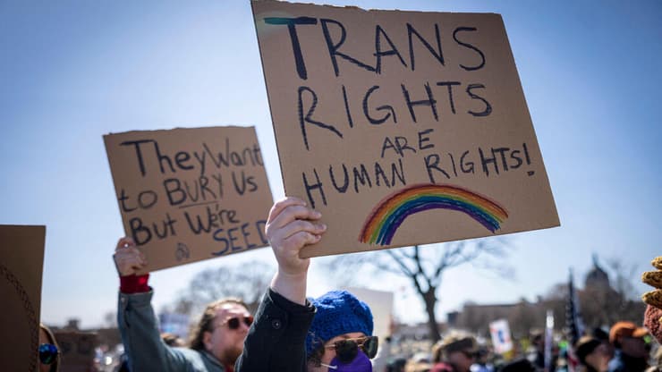 שלט למען זכויות טרנסים טרנסג'נדרים ב הפגנה ב מינסוטה נגד טראמפ