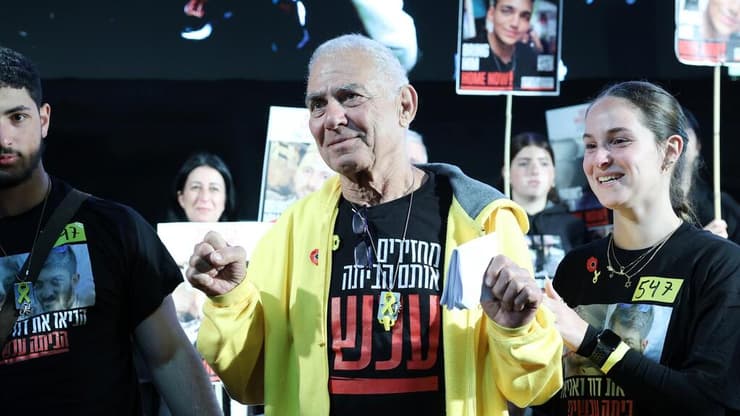 גדי מוזס נואם בעצרת מחאה בכיכר החטופים בתל אביב