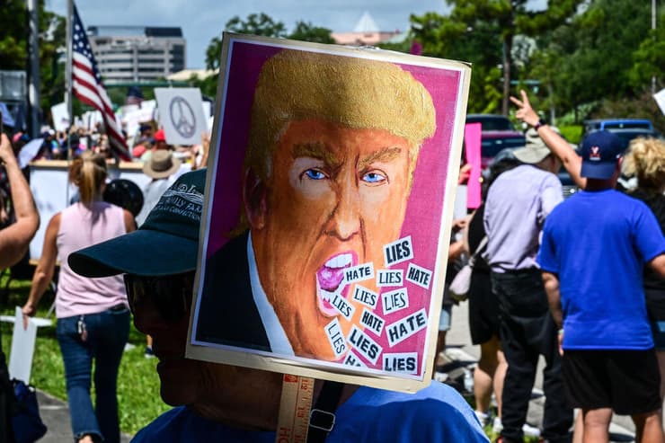 הפגנה נגד טראמפ ארה"ב ווסט פאלם ביץ' פלורידה 