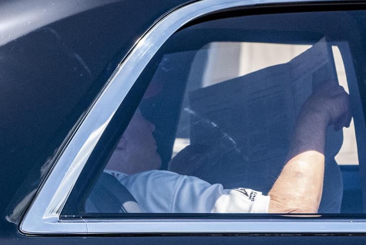 נשיא ארה"ב דונלד טראמפ בצאתו ממגרש גולף בבעלותו ב פאלם ביץ' פלורידה