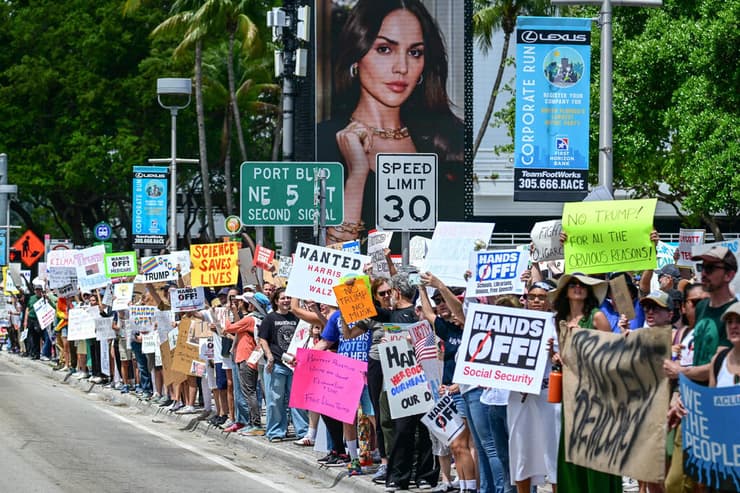 הפגנה נגד טראמפ ארה"ב ווסט פאלם ביץ' פלורידה 