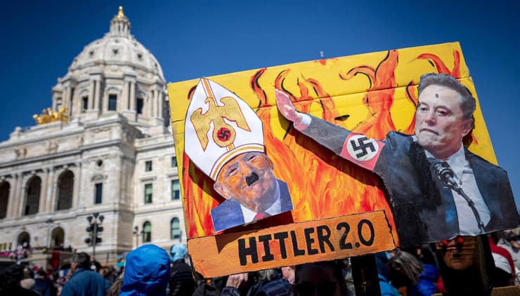 הפגנה נגד טראמפ ומאסק במינסוטה שבה השוו אותם מתנגדיהם לנאצים, 5 באפריל