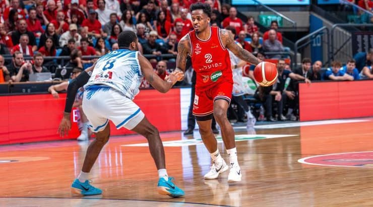 אנטוניו בלייקני עם הכדור