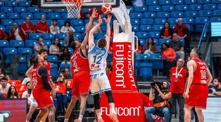 יהל מלמד עולה לסל