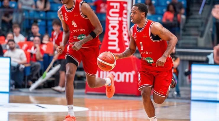 ג'ו רגלנד מוביל כדור