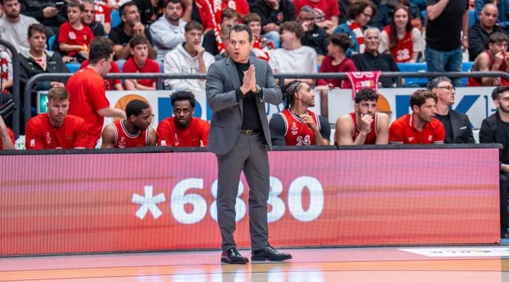 דימטריס איטודיס מדרבן את שחקניו