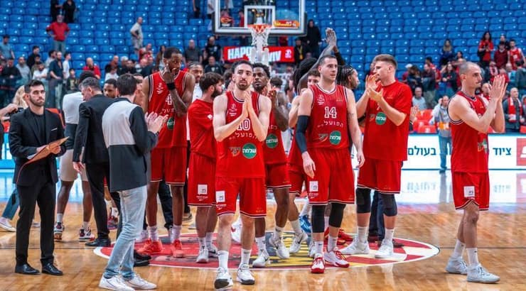 שחקני הפועל ת"א מודים לקהל