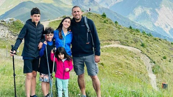 "אב מסור, אדם פשוט וצנוע". אחסאן דקסה עם רעייתו הודא ושלושת ילדיהם (צילום: באדיבות המשפחה) משפחת דקסה