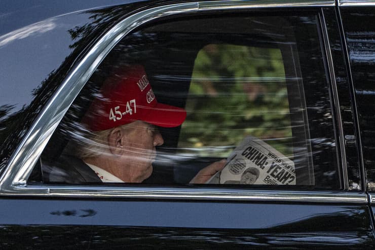 נשיא ארה"ב דונלד טראמפ בדרכו ל מגרש גולף בבעלותו ב פאלם ביץ' פלורידה קורא שער של ניו יורק פוסט על מלחמת סחר עם סין