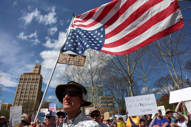 הפגנה נגד טראמפ ארה"ב צפון קרוליינה