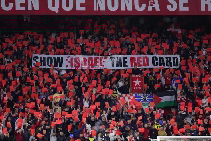 ההפגנות נגד ישראל נערכו בכל אירופה בשנה האחרונה (צילום: Fran Santiago/Getty Images) הפגנה במשחק של סביליה