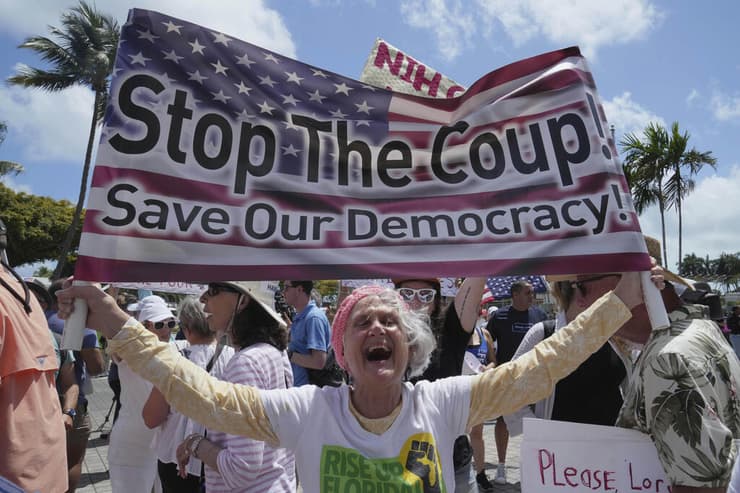 הפגנה נגד טראמפ ארה"ב ב מיאמי