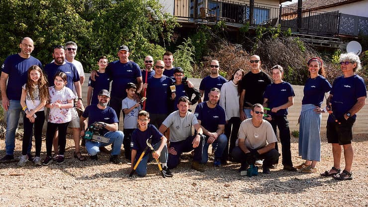 "אנחנו לא רק באים לעזור, אלא גם מקבלים כוחות ותקווה". מתנדבי תנועת "המילואימניקים" (צילומים: אפי שריר) yk14322907