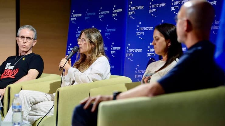 אוניברסיטת רייכמן בעצרת תמיכה במשפחות החטופים בהשתתפות שורד השבי אוהד בן עמי, עידית אהל וענת אנגרסט