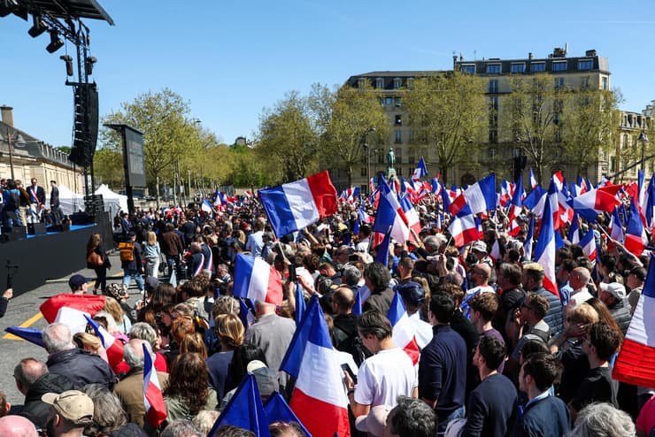 צילום: REUTERS/Gonzalo Fuentes מרין לה פן עצרת אחרי פסילתה מהמרוץ לנשיאות פריז צרפת
