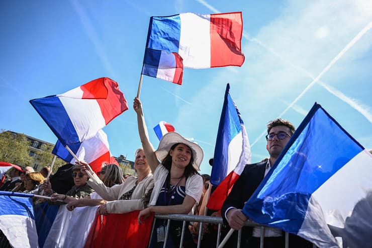 צילום: JULIEN DE ROSA / AFP מרין לה פן עצרת אחרי פסילתה מהמרוץ לנשיאות פריז צרפת