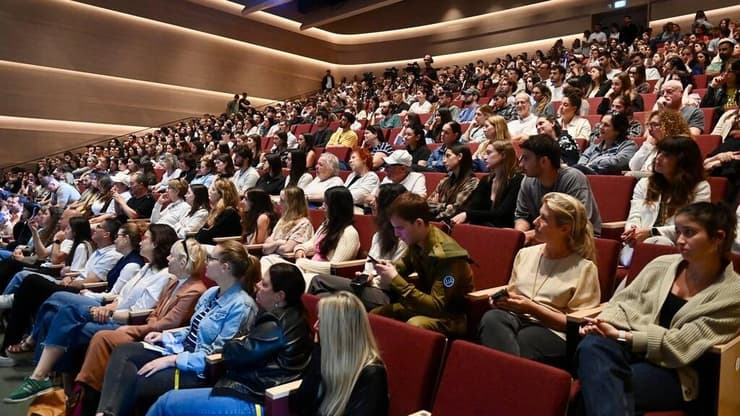 אוניברסיטת רייכמן בעצרת תמיכה במשפחות החטופים בהשתתפות שורד השבי אוהד בן עמי, עידית אהל וענת אנגרסט