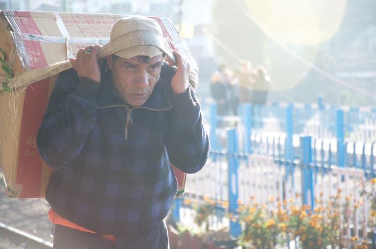 גבר הודי משתמש ברצועות ראש