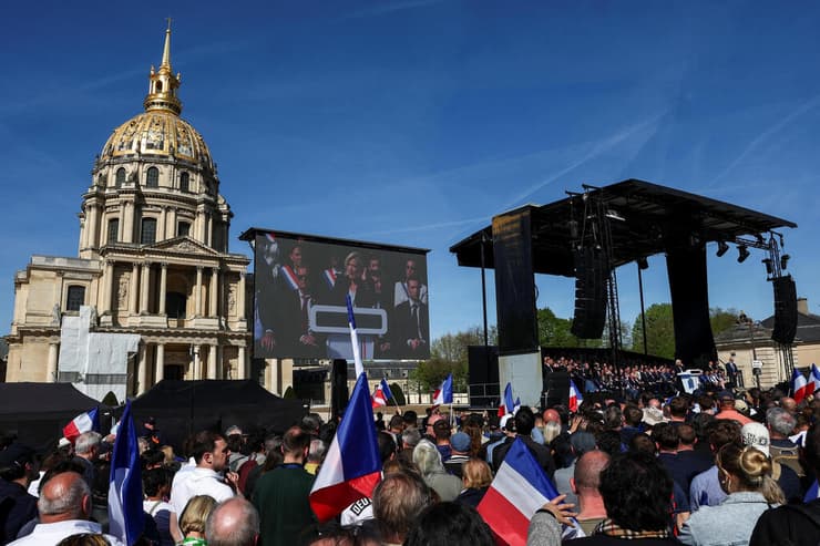 צילום: REUTERS/Gonzalo Fuentes מרין לה פן עצרת אחרי פסילתה מהמרוץ לנשיאות פריז צרפת