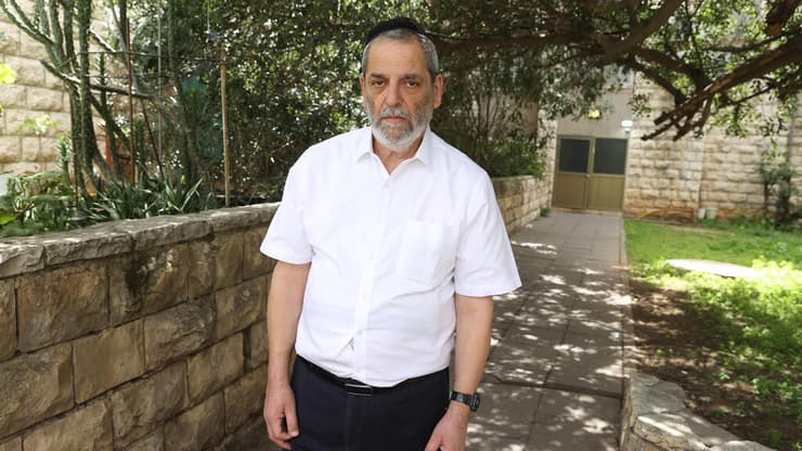 זמיר, שכנם הקרוב של הזוג ליד ביתם. "חצי שעה לפני הירי האישה שלחה הודעת 'מזל טוב'" (צילום: עמית שאבי) משה זמיר, שכן של הזוג שנמצאו ללא אורח חיים בביתם בירושלים