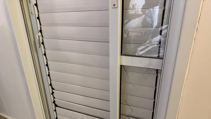 צילום: רוני גרין שאולוב ביתה של תושבת השכונה באשקלון, בעקבות נפילת הרקטה