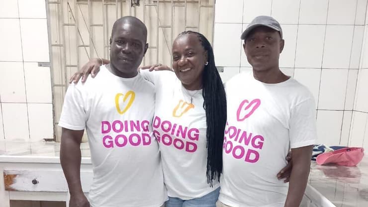 משפצים בית ספר בג'מייקה