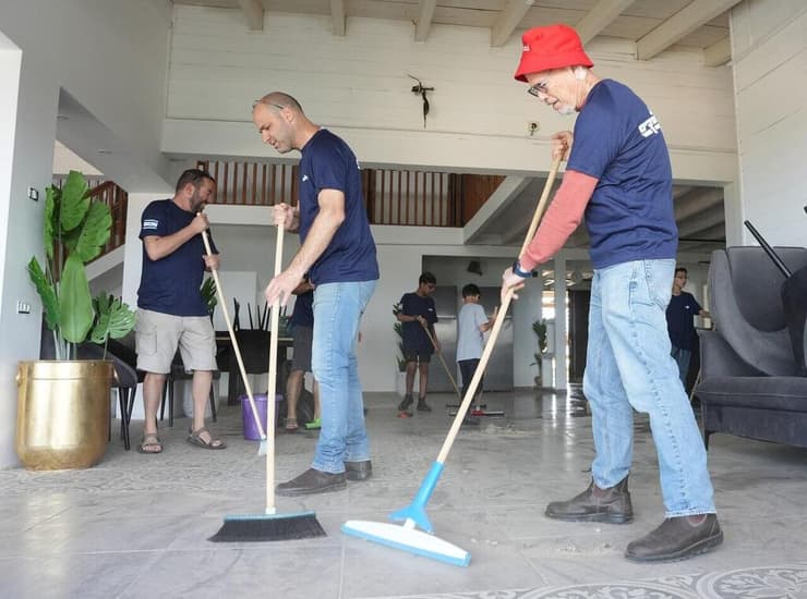 מתמודדים עם הזנחה של שנה וחצי. מתנדבי התנועה במושב גורן (צילום: אפי שריר) מתמודדים עם הזנחה של שנה וחצי. מתנדבי התנועה במושב גורן