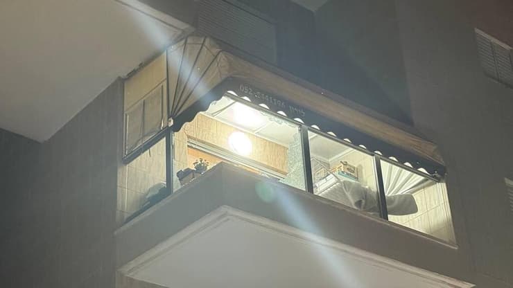 זכוכית התנפצה בבניין באשקלון, סמוך לזירת הנפילה, כתוצאה מההדף (צילום: רוני גרין שאולוב) שברי זכוכית בחלונות מרפסת באשקלון בעקבות הנפילה